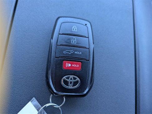 Used 2024 Toyota Highlander XLE image 34