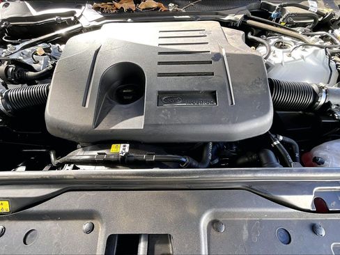 Used 2025 Land Rover Discovery Dynamic SE image 9