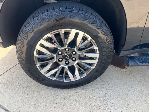 Certified 2025 Chevrolet Suburban Z71 AWD/4WD image 9