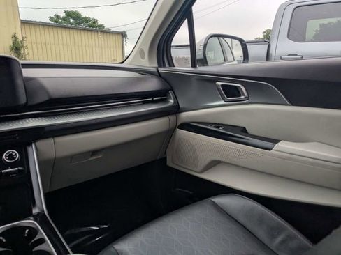 Used 2023 Kia Carnival LX FWD image 16