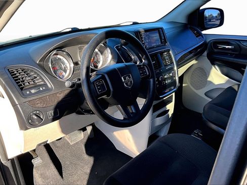 Used 2018 Dodge Grand Caravan SE w/ UConnect Hands-Free Group image 12