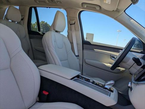 Used 2025 Volvo XC90 B6 Ultra w/ Lounge Package image 27
