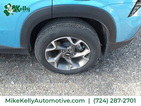 Used 2025 Chevrolet Trax LT w/ Sunroof Package FWD image 3