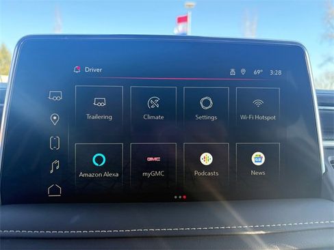 Used 2024 GMC Yukon SLT w/ SLT Luxury Package image 29