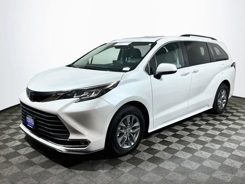Certified 2023 Toyota Sienna XLE FWD image 3