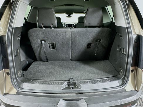 Used 2023 GMC Acadia SLE image 30