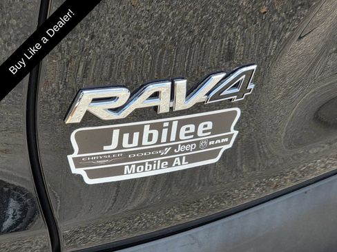 Used 2021 Toyota RAV4 XLE w/ Convenience Package FWD image 29