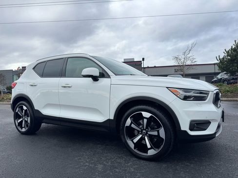 Used 2020 Volvo XC40 T5 Momentum w/ Protection Package Premier AWD/4WD image 1
