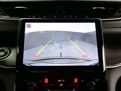 Used 2022 Jeep Grand Cherokee Limited image 19