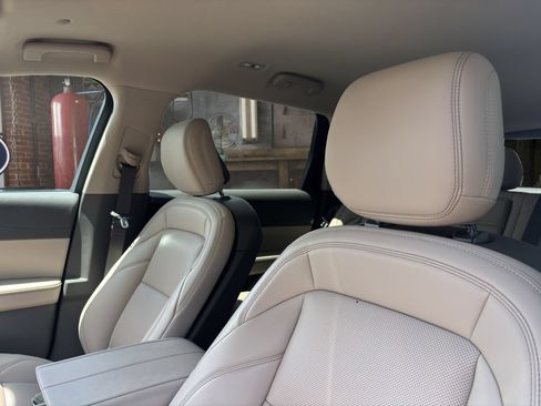 Used 2025 Lincoln Nautilus Premier AWD/4WD image 17