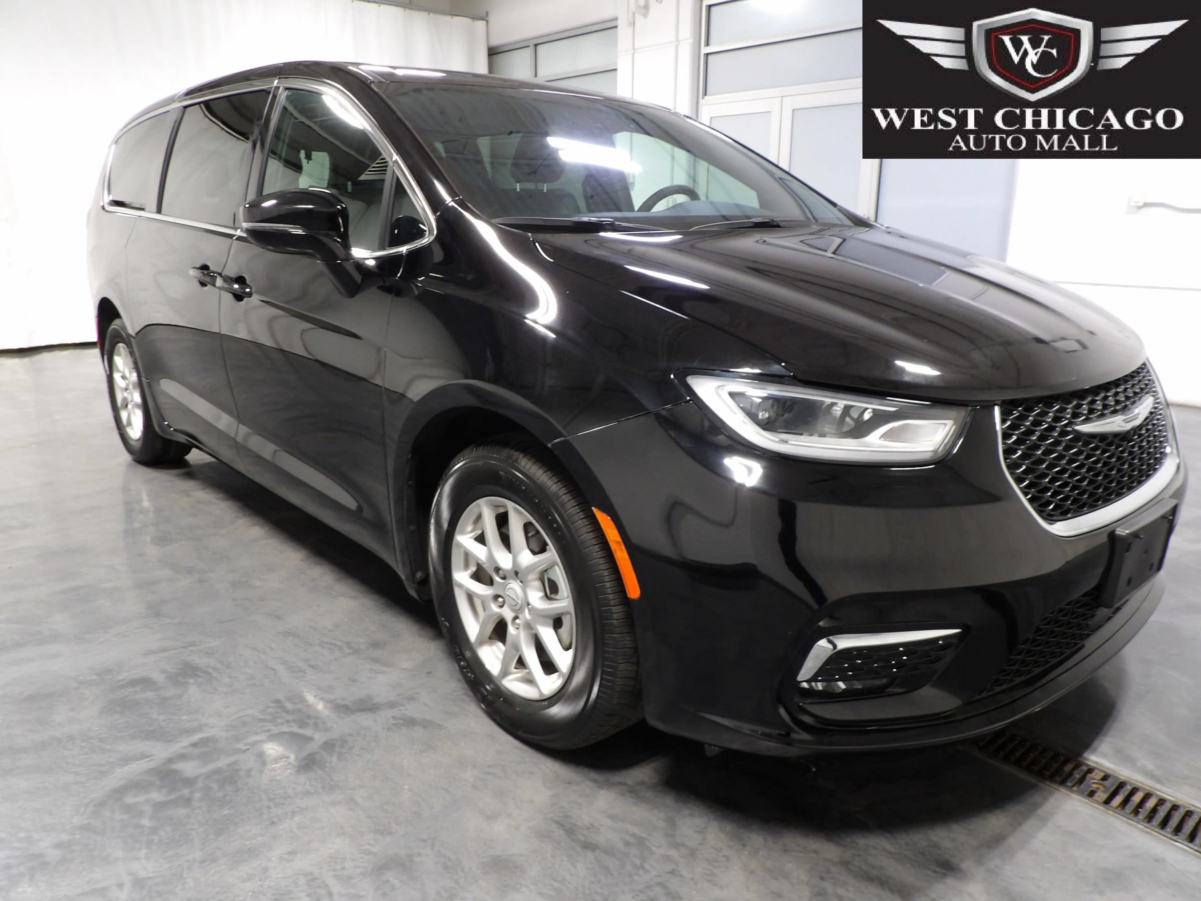 Used 2025 Chrysler Pacifica Select FWD image 1