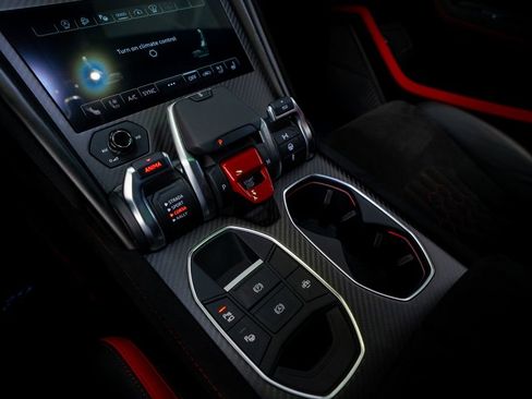Used 2024 Lamborghini Urus Performante AWD/4WD image 40