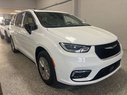 New 2026 Chrysler Pacifica Limited w/ Uconnect Theater Family Group