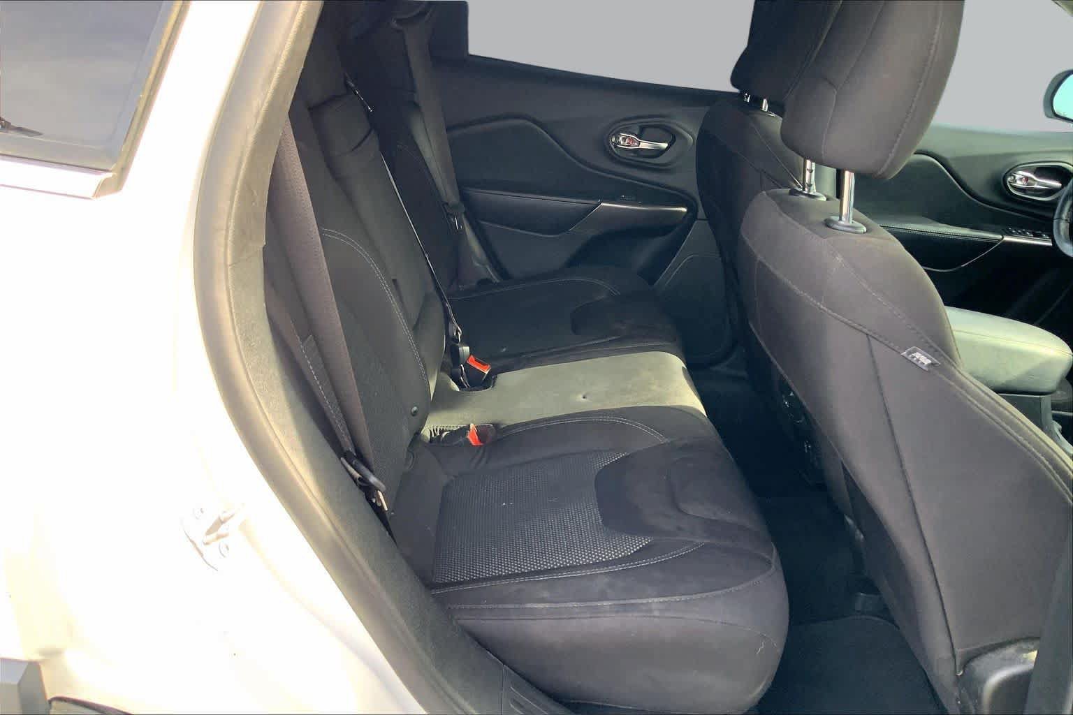 Used 2019 Jeep Cherokee Latitude w/ Cold Weather Group FWD image 18