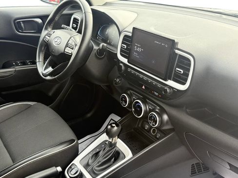 Used 2023 Hyundai Venue Limited image 6