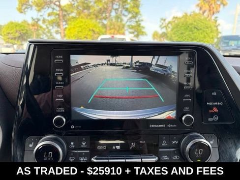 Used 2022 Toyota Highlander XLE FWD image 25