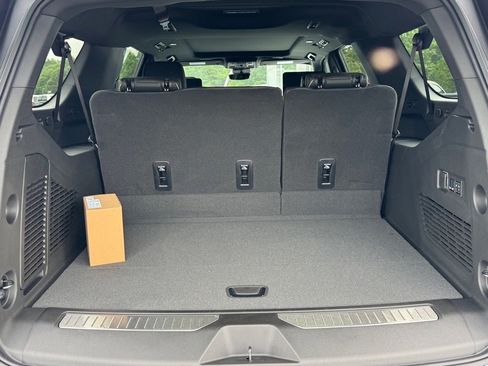 New 2025 Chevrolet Suburban Premier image 7