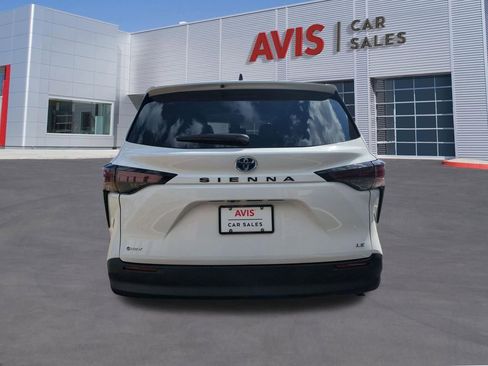 Used 2025 Toyota Sienna LE image 7