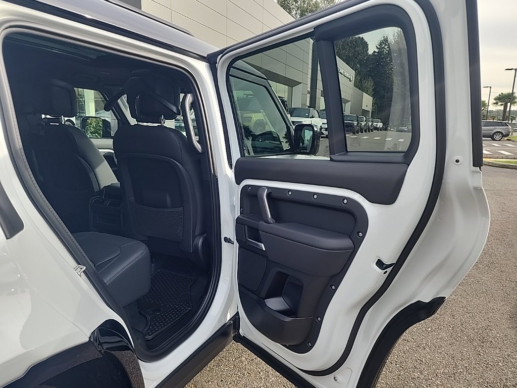 New 2026 Land Rover Defender 110 X-Dynamic SE AWD/4WD image 17