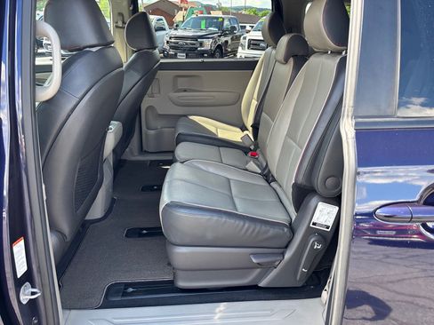 Used 2018 Kia Sedona LX w/ LX Essentials Premium Package FWD image 12