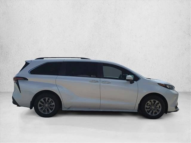 Used 2024 Toyota Sienna XLE FWD image 4