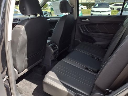 Used 2023 Volkswagen Tiguan SE w/ Panoramic Sunroof Package FWD image 19