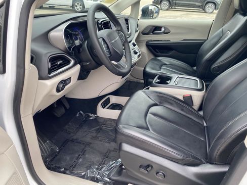 Used 2023 Chrysler Pacifica Touring-L FWD image 19