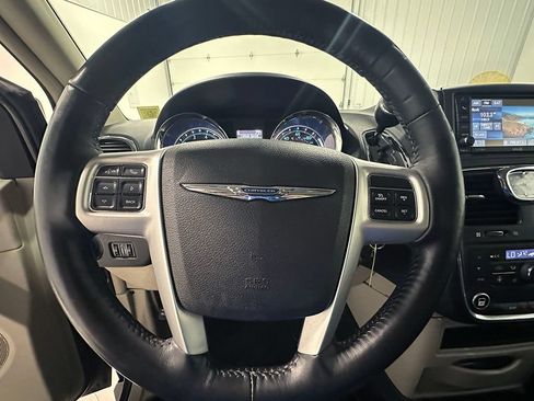 Used 2016 Chrysler Town & Country Touring w/ Driver Convenience Group FWD image 38