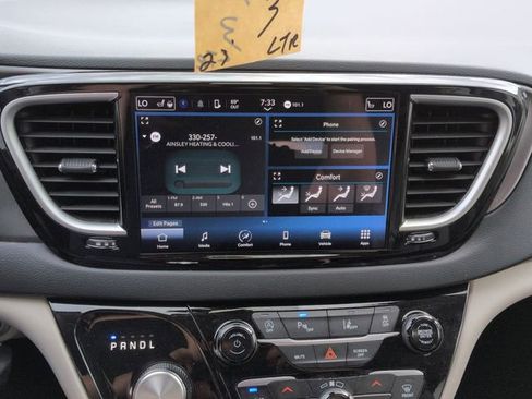 Used 2023 Chrysler Pacifica Touring-L FWD image 15