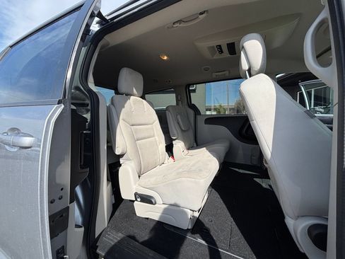 Used 2018 Dodge Grand Caravan SE w/ UConnect Hands-Free Group FWD image 15