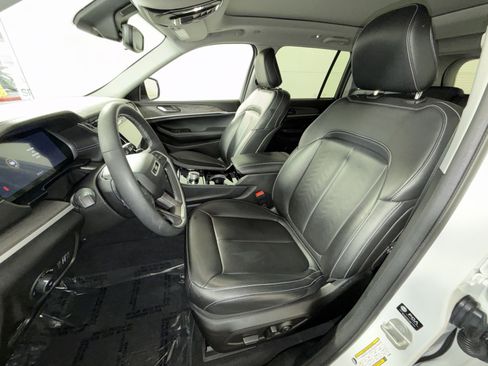 Used 2023 Jeep Grand Cherokee Limited w/ Black Appearance Package image 13