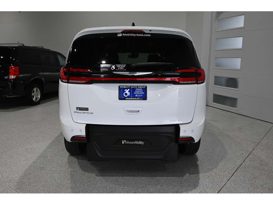Used 2025 Chrysler Pacifica Select FWD image 7