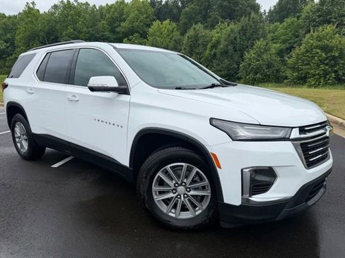 Used 2022 Chevrolet Traverse LT FWD image 2