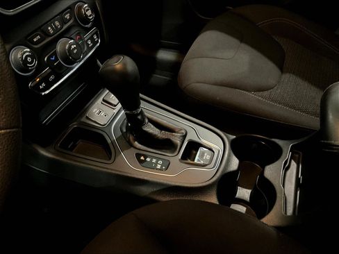 Used 2019 Jeep Cherokee Latitude w/ Popular Appearance Group FWD image 17