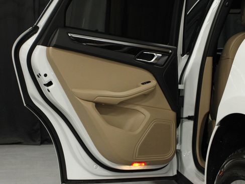 Certified 2025 Porsche Macan AWD/4WD image 17