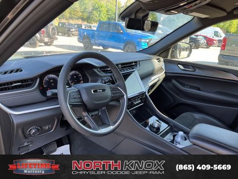 Used 2025 Jeep Grand Cherokee Altitude AWD/4WD image 6
