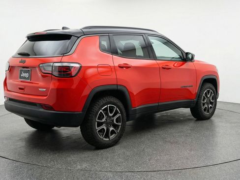 Used 2025 Jeep Compass Trailhawk AWD/4WD image 9