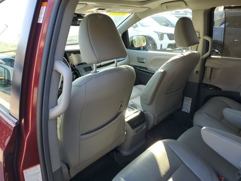 Used 2019 Toyota Sienna L image 17
