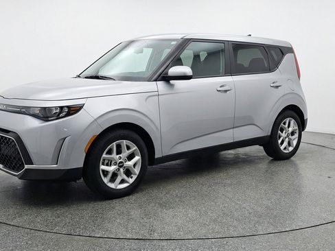 Used 2025 Kia Soul LX w/ LX Technology Package FWD image 3