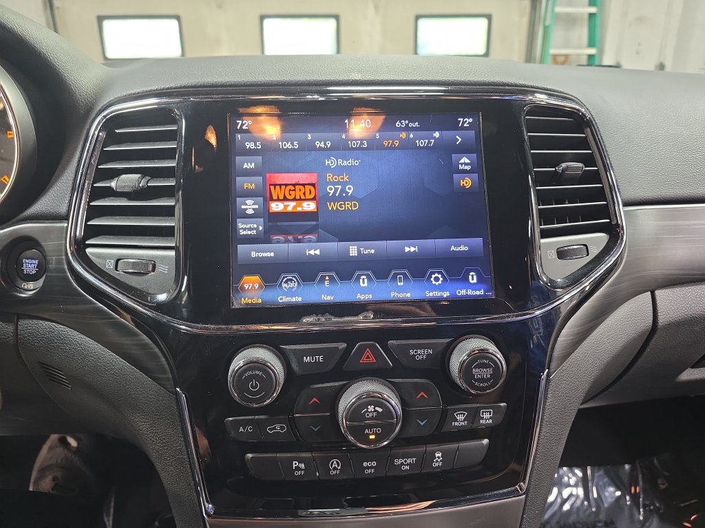 Used 2020 Jeep Grand Cherokee Laredo AWD/4WD image 19