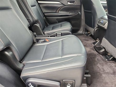 Used 2017 Toyota Highlander XLE image 26