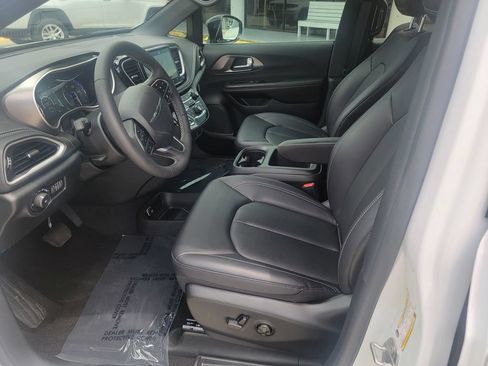 Used 2026 Chrysler Pacifica Select FWD image 12