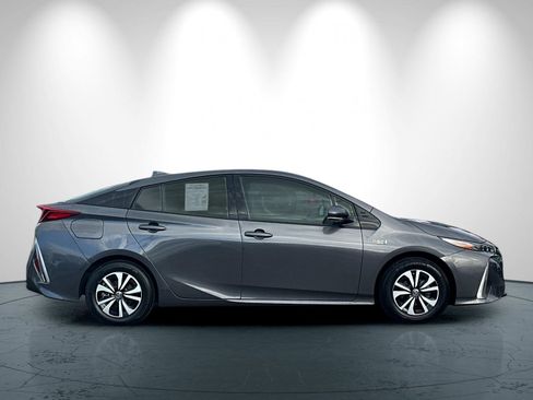 Used 2017 Toyota Prius Prime Premium image 3