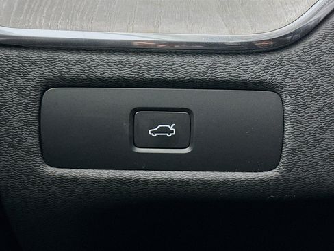 Used 2025 Volvo XC60 B5 Plus image 16