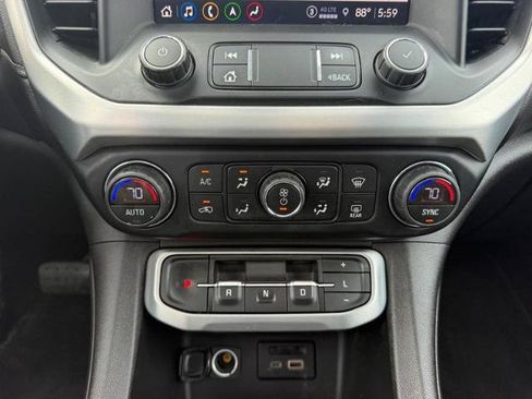 Used 2021 GMC Acadia SLT w/ Technology Package AWD/4WD image 19