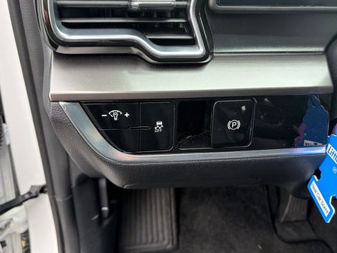 Used 2024 Kia Sportage EX image 10