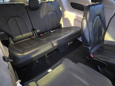Used 2022 Chrysler Pacifica Touring-L image 20