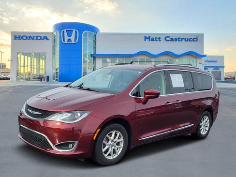 Used 2020 Chrysler Pacifica Touring-L image 2