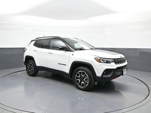 Used 2025 Jeep Compass Trailhawk AWD/4WD image 4