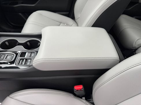 Used 2025 Honda Pilot Touring image 14